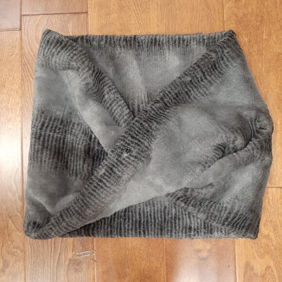 Guess faux fur twist infinity scarf - Picture 1 of 6